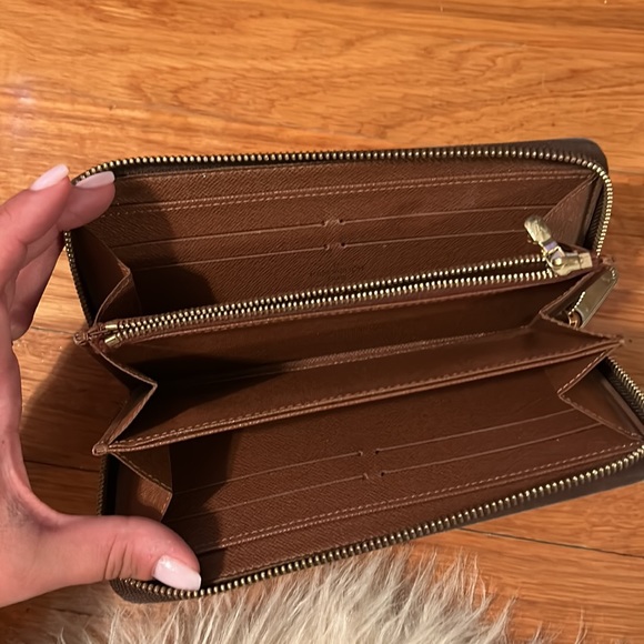 Authentic Louis Vuitton monogram zippy wallet - Picture 3 of 5
